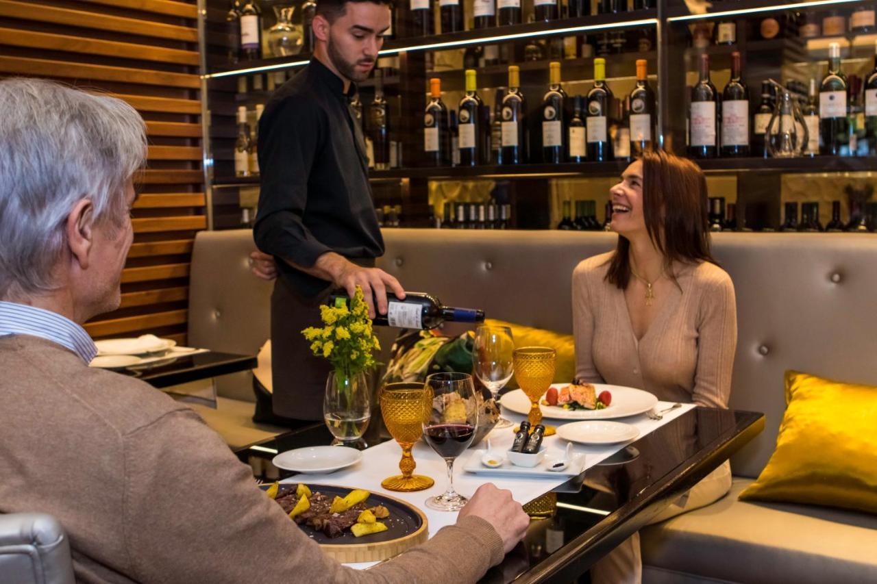ויגו Gran Hotel Nagari Boutique & Spa מראה חיצוני תמונה A sommelier serving wine