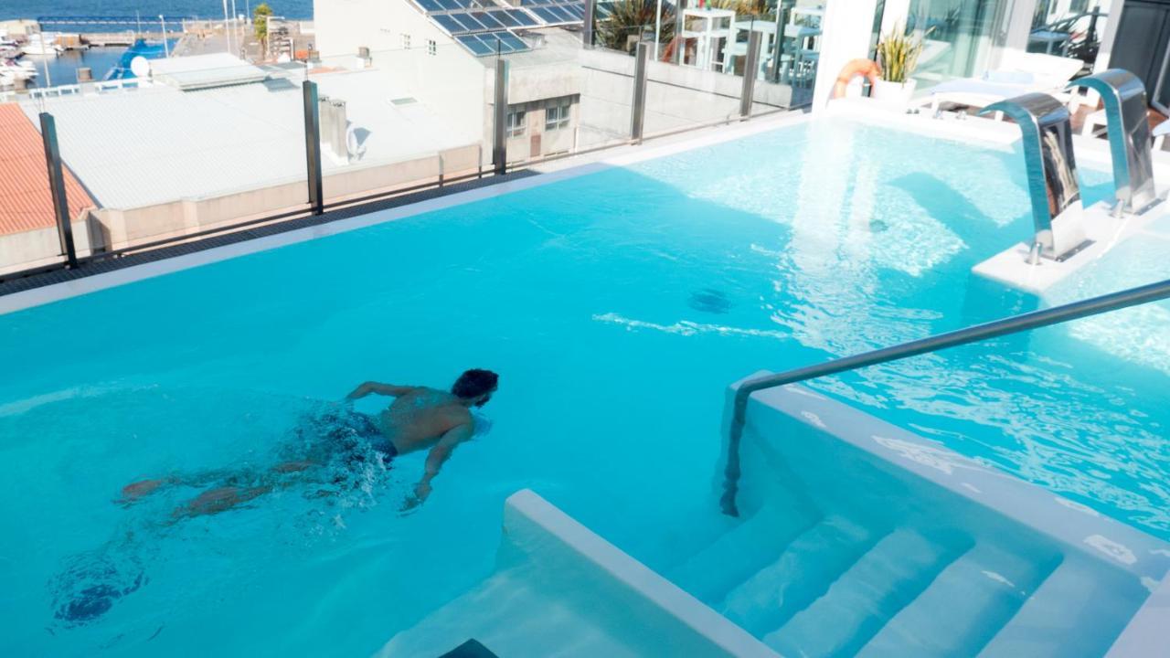 ויגו Gran Hotel Nagari Boutique & Spa מראה חיצוני תמונה A man swimming in a rooftop pool