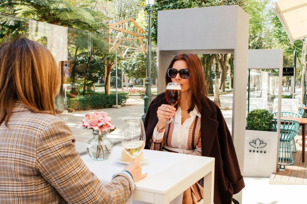 ויגו Gran Hotel Nagari Boutique & Spa מראה חיצוני תמונה A woman drinking coffee