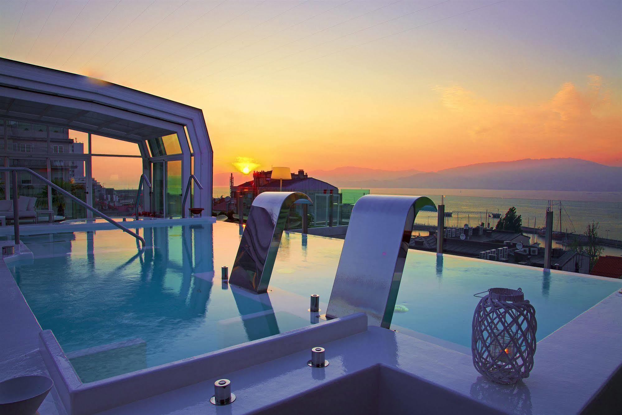 ויגו Gran Hotel Nagari Boutique & Spa מראה חיצוני תמונה Sunset at the pool