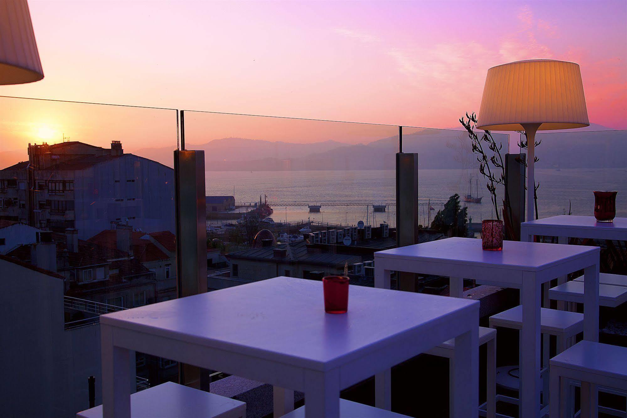 ויגו Gran Hotel Nagari Boutique & Spa מראה חיצוני תמונה Sunset at the bar